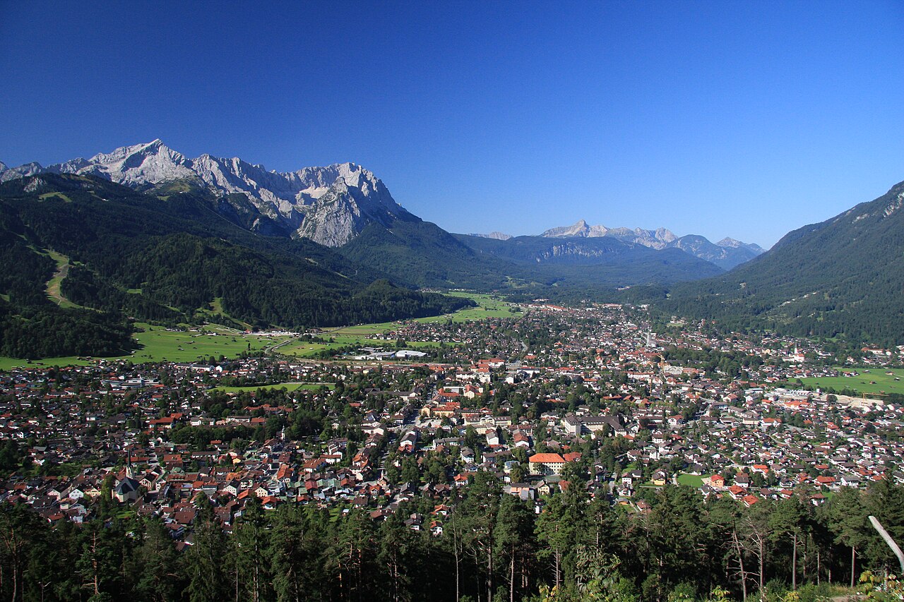 Garmisch-Partenkirchen with the mountains behind